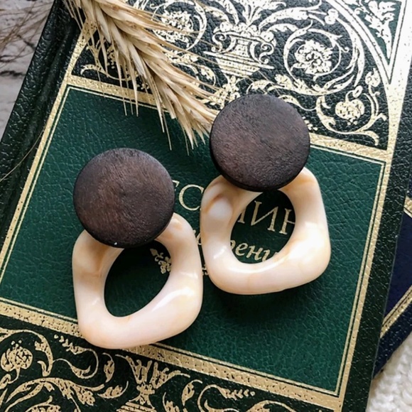 *BOGO* Trendy Wood & Acrylic Earrings - Picture 2 of 6
